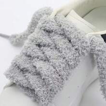 Lacets de chaussures plats en peluche de 15 mm de large, design moelleux et duveteux. Excellente texture et douceur, parfaits pour les bottes et les Baskets