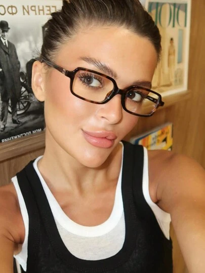 一副矩形透明眼镜框，时尚、复古、百搭、超轻舒适