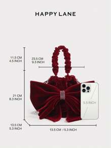 HAPPY LANE Feita de veludo vermelho encantador com um toque suave, esta bolsa apresenta um laço grande e glamoroso adornado com strass brilhantes, misturando luxo e elegância divertida. Ela vem com uma alça franzida e alça de ombro de corrente de metal, oferecendo versatilidade para estilos de transporte à mão ou a tiracolo. Perfeita para eventos noturnos, festas ou ocasiões especiais, esta peça adiciona um charme refinado e gracioso ao seu conjunto