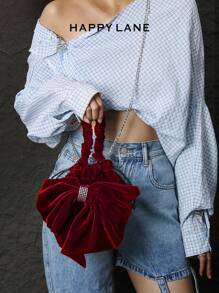 HAPPY LANE Feita de veludo vermelho encantador com um toque suave, esta bolsa apresenta um laço grande e glamoroso adornado com strass brilhantes, misturando luxo e elegância divertida. Ela vem com uma alça franzida e alça de ombro de corrente de metal, oferecendo versatilidade para estilos de transporte à mão ou a tiracolo. Perfeita para eventos noturnos, festas ou ocasiões especiais, esta peça adiciona um charme refinado e gracioso ao seu conjunto