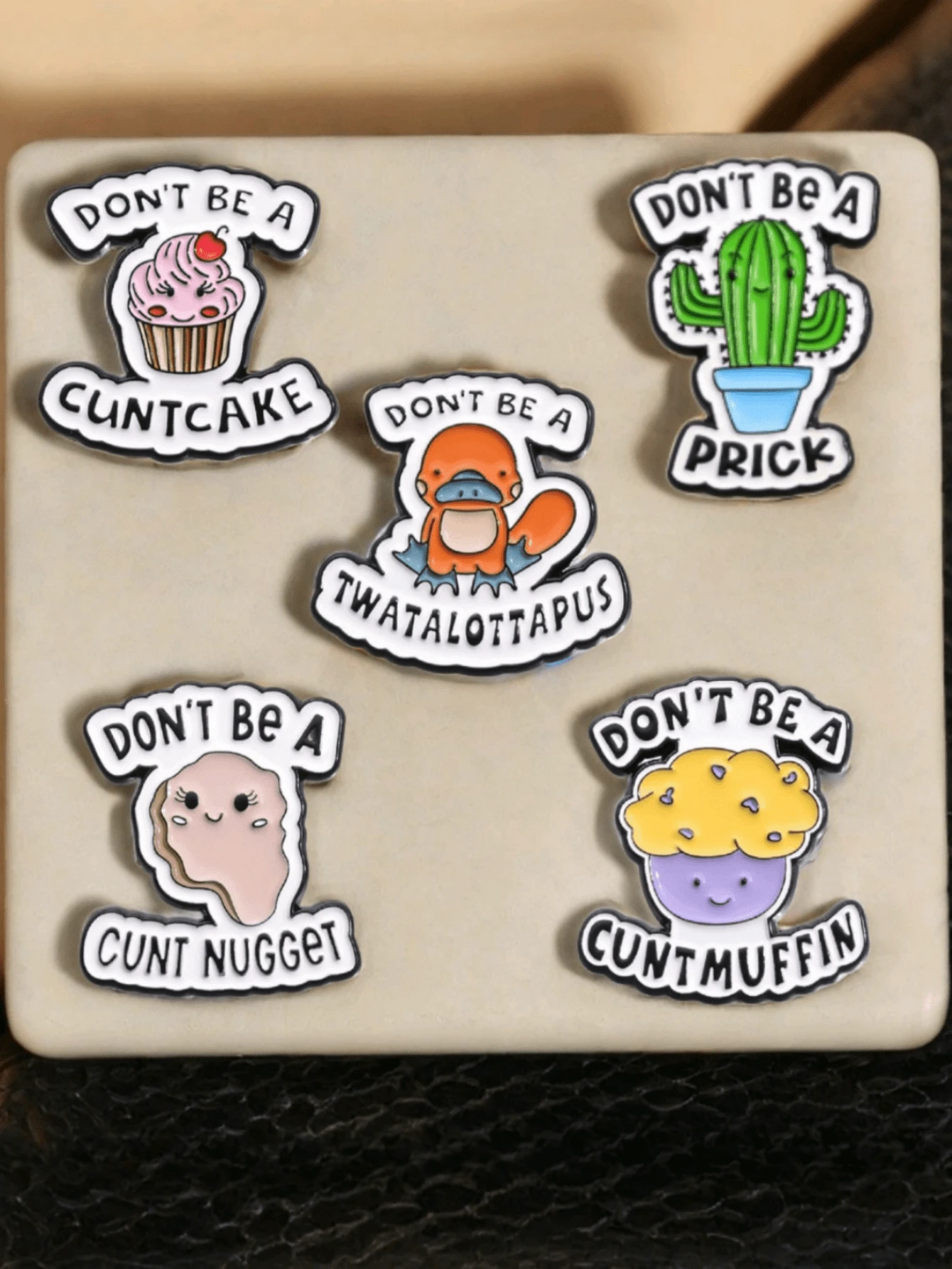 创意卡通金属胸针系列“Don't Be A...”，个性别针，可用于衣服、包包、帽子，多用途装饰徽章，适合作为送给朋友和同学的小礼物 - 彩色 - 查看 1