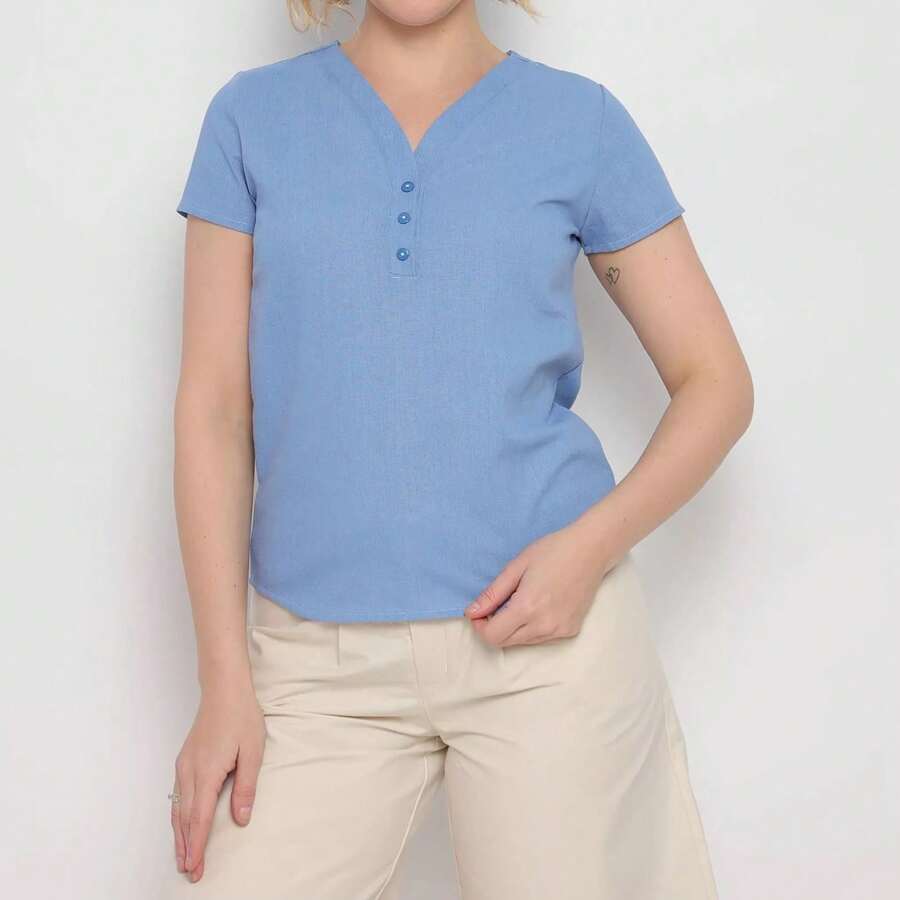 Camiseta de linho azul claro com decote em V, manga regular, detalhe de botão, leve elasticidade