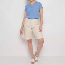 Camiseta de linho azul claro com decote em V, manga regular, detalhe de botão, leve elasticidade