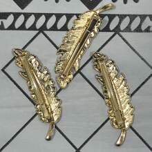 Ein Set mit mehrfarbigen Federn Haarclips - handgemachtes Quasten Accessoire mit westlichem, ätherischem Charme, Federn Haarclips, (Einige Accessoire Farben werden zufällig versendet, zum Beispiel ist die Farbe der Perlen an den Federn zufällig, der Pressenstil und die Blattform des Haarclips sind zufällig, was das normale Tragen nicht beeinträchtigt), Schulsachen