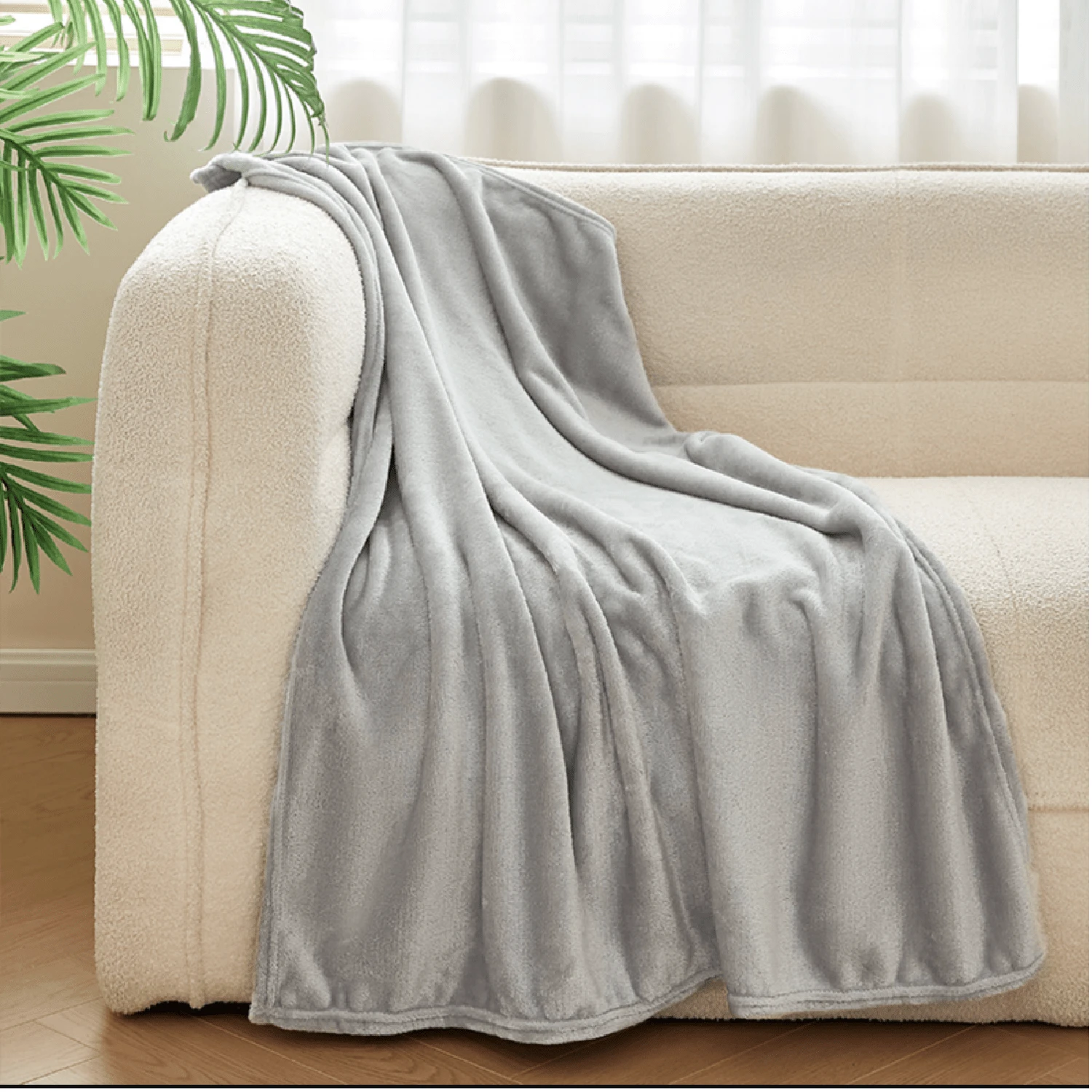 One Piece Solid Light Grey Flannel Fleece Blanket, Modern Simple Style Polyester Fiber Flannelette Soft Comfortable Warm Portable Four Seasons Universal Blanket Cover Suitable For Living Room Home Pet Use Car Travel - Light Grey - View 1