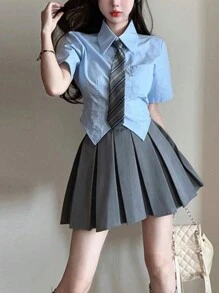 "Pleated Skirt. Classic And Super Versatile. Has Lining At The Bottom." - 灰色 - 查看 1