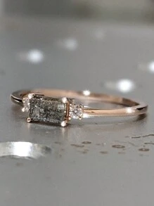 1 pièce Bague élégante pour femme ornée de zirconium cubique creux et brillant. Accessoire de bague de fiançailles, idéal pour offrir à la famille, aux amis et aux êtres chers