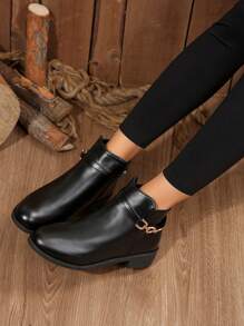 Giày bốt thời trang mới cho nữ mùa thu đông phong cách Anh mũi nhọn màu đen bốt ngắn, giày bốt cao gót vuông chất liệu PU mặc ngoài trời hàng ngày có khóa kim loại trang trí, bốt cổ ngắn và cổ cao - màu đen - Xem 4