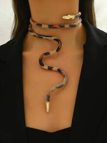 قلادة عنق مضبوطة الحجم بطبعة جلد الثعبان المقلد الأنيقة والمبالغ بها، يمكن ارتداؤها بشكل مرتخي حول الرقبة قطعة واحدة