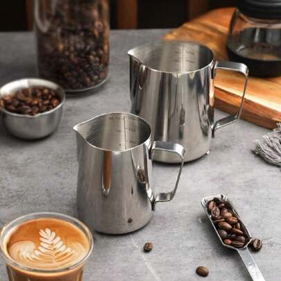 1 bình tạo bọt sữa bằng thép không gỉ, bình Latte Art dày, đồ dùng cho quán cà phê, bình đánh sữa có vòi thon, cốc làm tan chảy sáp, bình Latte Art có vạch chia, bình Latte Art tối giản hiện đại, bình Latte Art bằng thép không gỉ bền, bình Latte Art cà phê trắng/đen, 250ml/350ml/600ml/900ml, thích hợp làm quà tân gia, quán cà phê