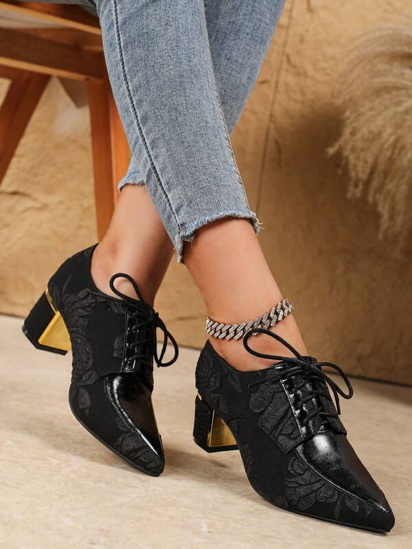 1. Sapatos de salto alto com decote em V profundo da moda 2. Sapatos de salto alto elegantes com bico fino e botões nude vintage 3. Botas de salto grosso com bico fino e zíper em V profundo