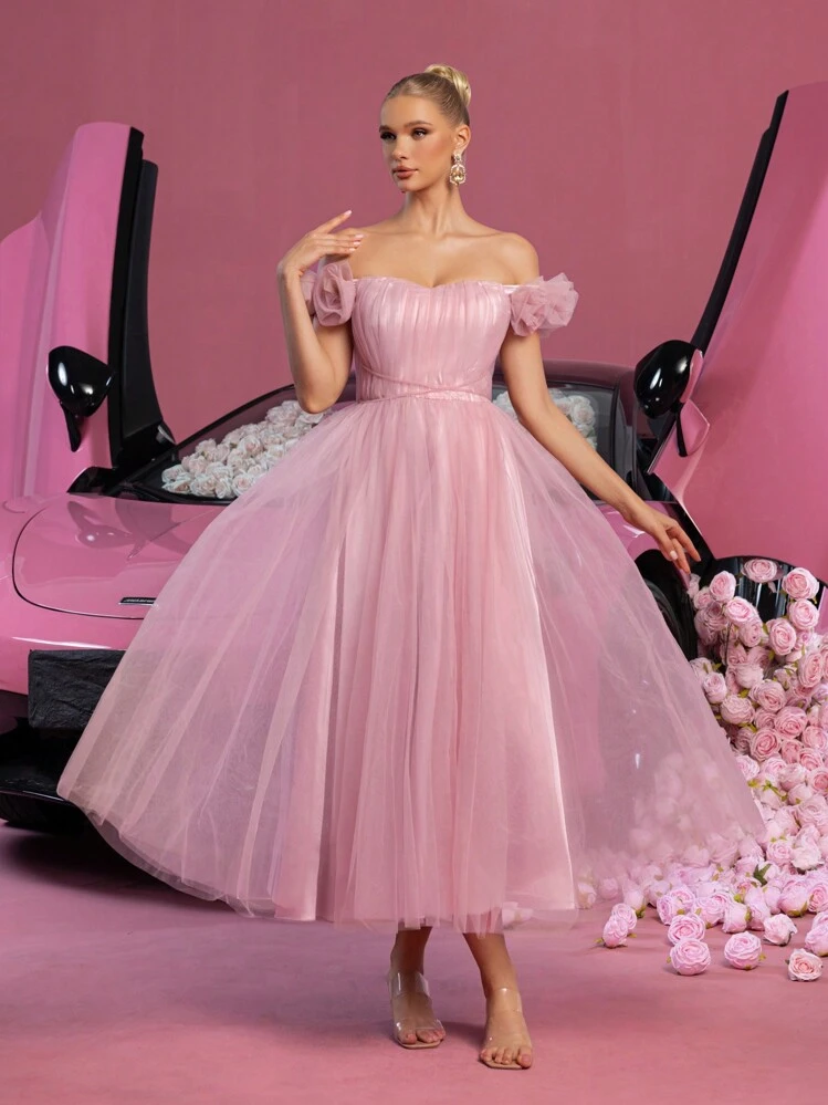 Elegancka, wieczorowa sukienka z siateczki z odkrytymi ramionami i marszczeniami z przodu, idealna na bale absolwentów, imprezy, gale, koktajle, półformalne okazje, urodziny, wesela, ukończenia szkół i inne uroczystości. - Różowy - Zobacz 1