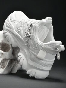 Saltos altos pretos de plataforma alta e sola grossa para mulheres, Estilo punk com decoração metálica e pingente de corrente, Sandálias de malha respiráveis, de secagem rápida e resistentes a odores, adequadas para o Halloween, Acessórios para sapatos estilo metal punk dark com caveira e cruz, Sapatos casuais versáteis e fashion, Sapatos de corrida de sola macia e amortecedora, Adequados para uso diário, encontros, exercícios e escritório, Salto de cunha de 7 cm, bico redondo e cadarço, leve e antiderrapante