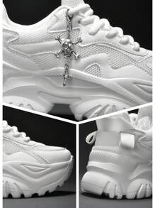 Saltos altos pretos de plataforma alta e sola grossa para mulheres, Estilo punk com decoração metálica e pingente de corrente, Sandálias de malha respiráveis, de secagem rápida e resistentes a odores, adequadas para o Halloween, Acessórios para sapatos estilo metal punk dark com caveira e cruz, Sapatos casuais versáteis e fashion, Sapatos de corrida de sola macia e amortecedora, Adequados para uso diário, encontros, exercícios e escritório, Salto de cunha de 7 cm, bico redondo e cadarço, leve e antiderrapante