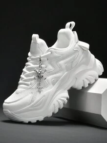 Saltos altos pretos de plataforma alta e sola grossa para mulheres, Estilo punk com decoração metálica e pingente de corrente, Sandálias de malha respiráveis, de secagem rápida e resistentes a odores, adequadas para o Halloween, Acessórios para sapatos estilo metal punk dark com caveira e cruz, Sapatos casuais versáteis e fashion, Sapatos de corrida de sola macia e amortecedora, Adequados para uso diário, encontros, exercícios e escritório, Salto de cunha de 7 cm, bico redondo e cadarço, leve e antiderrapante