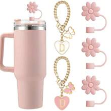 3 pezzi Copricappe per cannucce rosa shocking in paglia, compatibili con gli accessori per tazze , 2 pezzi Ciondoli a forma di lettera carini per bicchieri da 30 e 40 once con manico