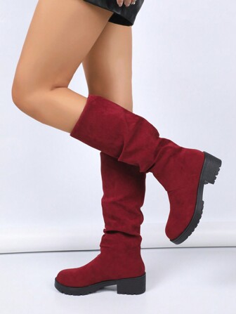 Damskie zamszowe klasyczne buty za kolano w jednolitym kolorze, okrągłe czubki, wsuwane buty na grubym obcasie, zamszowe buty za kolano z podwiniętymi noskami, niezbędne szerokie zimowe buty damskie, bordowe czerwone buty za kolano idealne na imprezy i wieczorne wyjścia, dopamina w połączeniu z jasnoczerwonymi butami, pasują do dżinsów