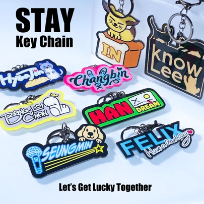 韩国ins风亚克力钥匙扣，Kpop偶像名字涂鸦图案，汽车钥匙扣挂件，可作钥匙圈、手机包挂件、饰品礼品，“STAY”立牌，可作包包挂件、演唱会小饰品，也是送给粉丝和朋友的精致礼物，特别的粉丝礼物