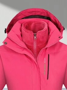 一套女士户外运动登山滑雪徒步露营防风防水保暖三合一黑色软壳外套和抓绒上衣，冬季滑雪