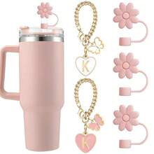 3 pezzi Copricappe per cannucce rosa shocking in paglia, compatibili con gli accessori per tazze , 2 pezzi Ciondoli a forma di lettera carini per bicchieri da 30 e 40 once con manico