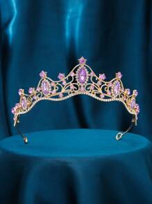 Une couronne raffinée et pour femme, comme une tiare de rêve. Avec divers pierres précieuses colorées au choix, radieuse comme des fleurs épanouies. L'accessoire parfait pour les mariages, les fêtes, les galas, les bals et les séances photo, rendant la porteuse brillante et élégamment attrayante