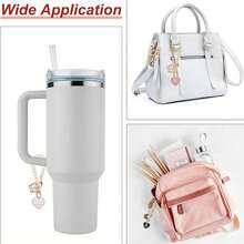 3 pezzi Copricappe per cannucce rosa shocking in paglia, compatibili con gli accessori per tazze , 2 pezzi Ciondoli a forma di lettera carini per bicchieri da 30 e 40 once con manico