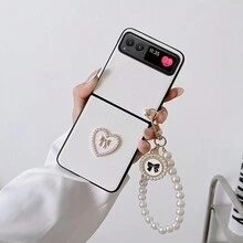Heart-Shaped Faux Leather Pendant With Pearl Wristband Phone Case For MOTO Razr 2023 / Razr 40 / Razr 2024 / Razr 50 / 50ultra - Durable PC Hard Shell Protective Cover - White - View 1