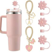 3 pezzi Copricappe per cannucce rosa shocking in paglia, compatibili con gli accessori per tazze , 2 pezzi Ciondoli a forma di lettera carini per bicchieri da 30 e 40 once con manico