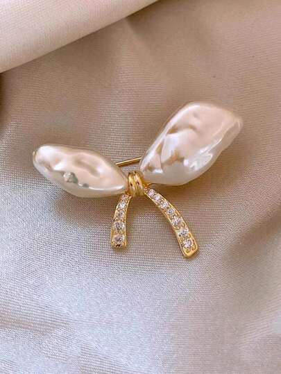 1 件不规则仿珍珠蝴蝶结胸针，女士设计别致的胸针，精致高端的胸花纽扣，可防止走光，适合外出佩戴，适合在节日赠送朋友，是服装的完美配饰。