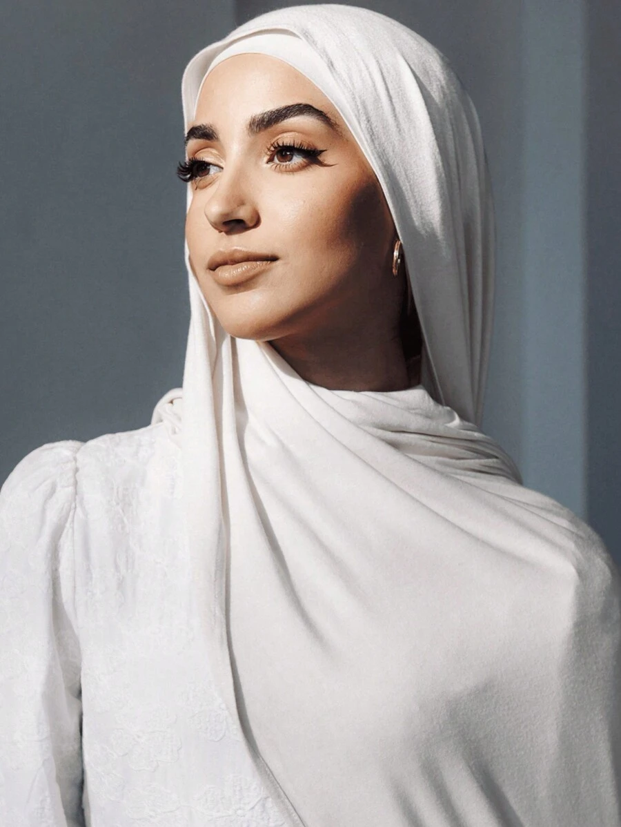 Set de 2 piezas compuesto por hijab a juego y gorra interior, de unicolor, de tela de modal cómoda y transpirable, 1 pieza de gorro estilo tubo + 1 pieza de chal liviano de modal, adecuado para uso diario conservador - blanco lechoso - Ver 1