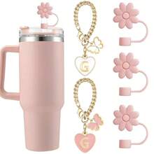 3 pezzi Copricappe per cannucce rosa shocking in paglia, compatibili con gli accessori per tazze , 2 pezzi Ciondoli a forma di lettera carini per bicchieri da 30 e 40 once con manico