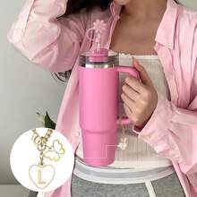 3 pezzi Copricappe per cannucce rosa shocking in paglia, compatibili con gli accessori per tazze , 2 pezzi Ciondoli a forma di lettera carini per bicchieri da 30 e 40 once con manico