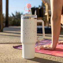 3 pezzi Copricappe per cannucce rosa shocking in paglia, compatibili con gli accessori per tazze , 2 pezzi Ciondoli a forma di lettera carini per bicchieri da 30 e 40 once con manico