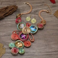 3 件波西米亚风和节日风格手工延长铝线水晶项链套装，适合派对、晚宴和其他场合。有彩色和棕色可供选择 - 彩色 - 查看 3