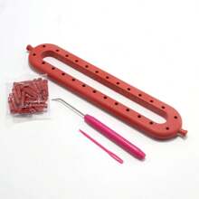 1 طقم منضدة نسج مستطيلة مع 1 إبرة كروشيه وإبرة بلاستيكية ، طقم أدوات نسج مناسب لصنع الأوشحة والقبعات والأوشحة للهواة (جميع ألوان المنتج وكميات الملحقات وما إذا كانت الأسنان مثبتة عشوائية)