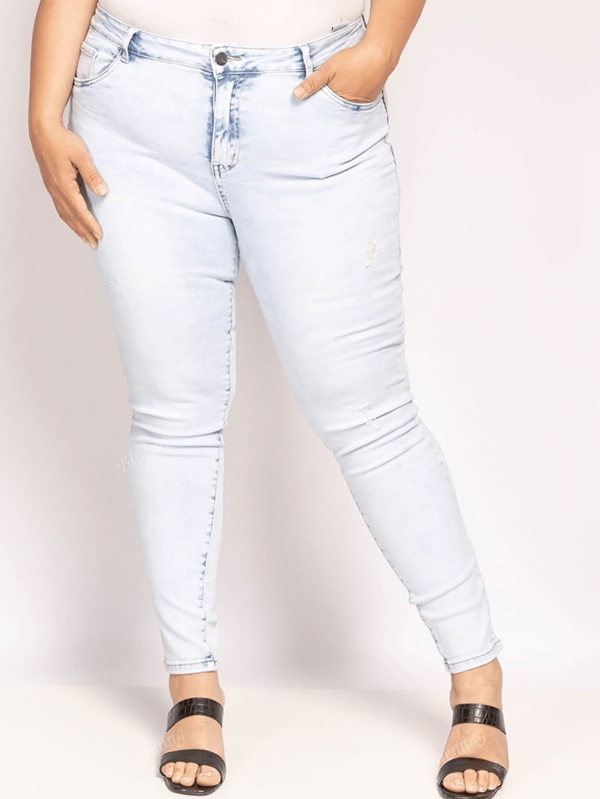 Calça jeans skinny elástica de cintura alta em cor clara com design justo e rasgado para pés pequenos