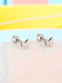 一对小巧精致可爱的精钢蝴蝶耳钉，时尚百搭，适合日常佩戴