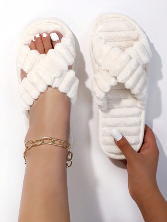 秋冬女士时尚交叉绑带毛绒蓬松白色拖鞋，柔软舒适防滑鞋底，适合安静的卧室地板