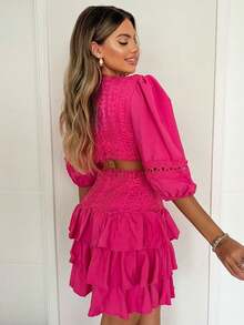 Women's Short Lace Dress With Ruffles At The Hem, V-Neckline And Ring Detail In The Center - 查看 2
