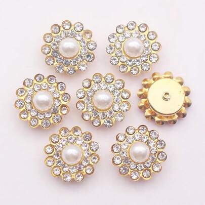 50 piezas de 14MM Aplicaciones con cristales de strass en forma de girasol con costura a mano, cuentas de cristal brillantes hechas a mano con base dorada y agujeros, materiales de costura y agujas para decorar ropa, vestidos, bolsos, zapatos, broches, pendientes, artesanías