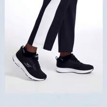Skechers Go Run 一致的男士休閒、貼心、有彈性的休閒跑步鞋 - 黑色 - 查看 10