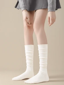 1双白色美拉德薄款塑形过膝袜，适合日常穿着，舒适保暖。