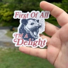 3 英寸 First Of All I'm A Delight Possum 贴纸 | 趣味贴纸、水瓶贴纸、笔记本电脑贴纸、俏皮乙烯基贴花，兼容 Ipad、Kindle、水瓶、书籍、笔记本、日记本、活页夹、书桌、学习空间、宿舍装饰 - 非常适合大学生 - 彩色 - 查看 1