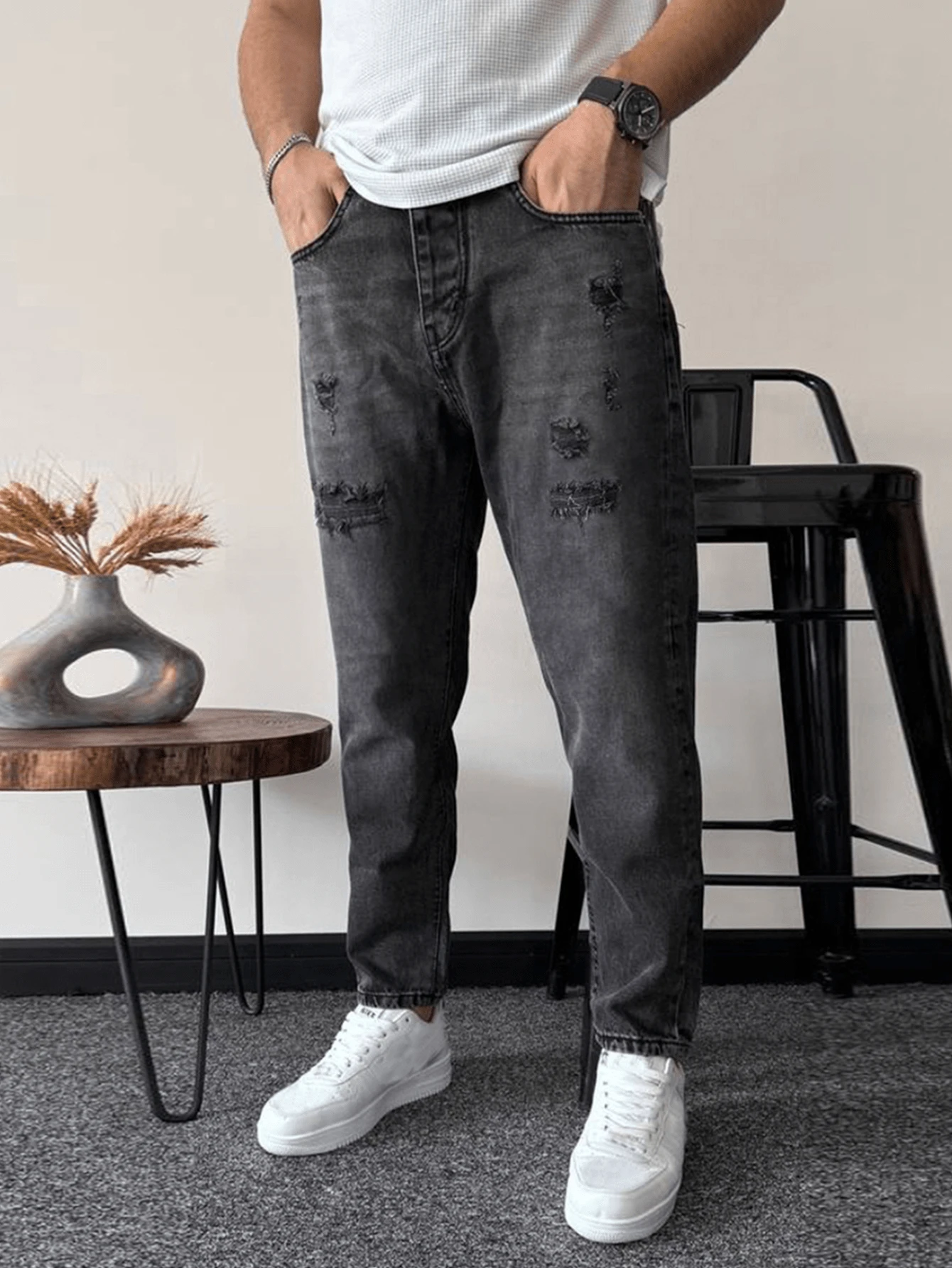 Jeans de mezclilla negro distressed y lavado casual y sencillo