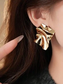 1 对几何金属耳钉，适合女性在日常生活、聚会/舞会、旅行、度假和其他场合佩戴。