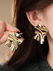 1 对几何金属耳钉，适合女性在日常生活、聚会/舞会、旅行、度假和其他场合佩戴。