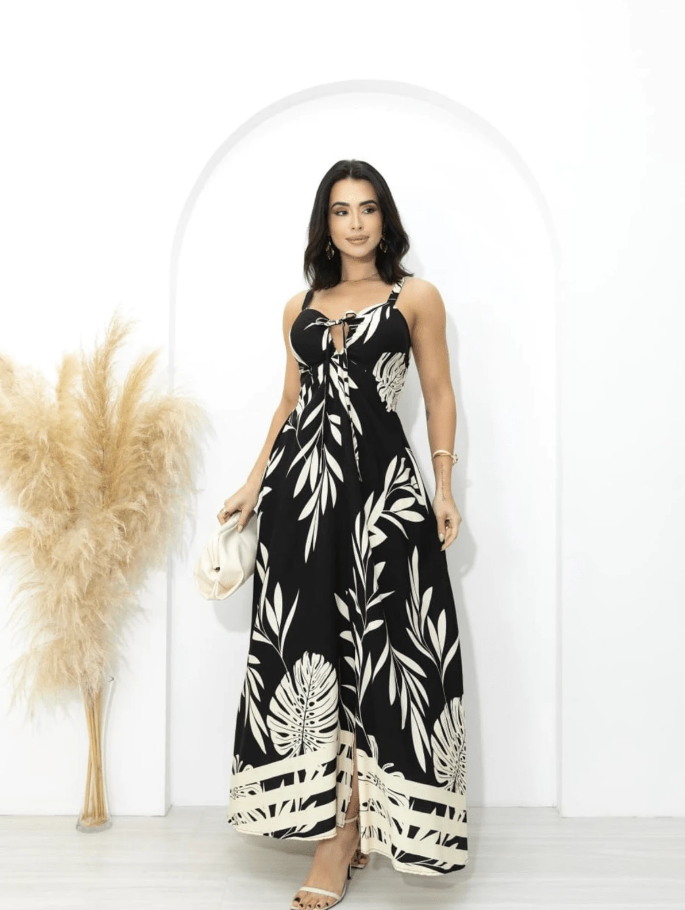 LONG WOMEN'S DRESS, LOOSE FIT, TIES AT THE NECK, ELASTANE ON THE BACK WITH STRAPS, SUMMER FASHION - màu đen - Xem 1