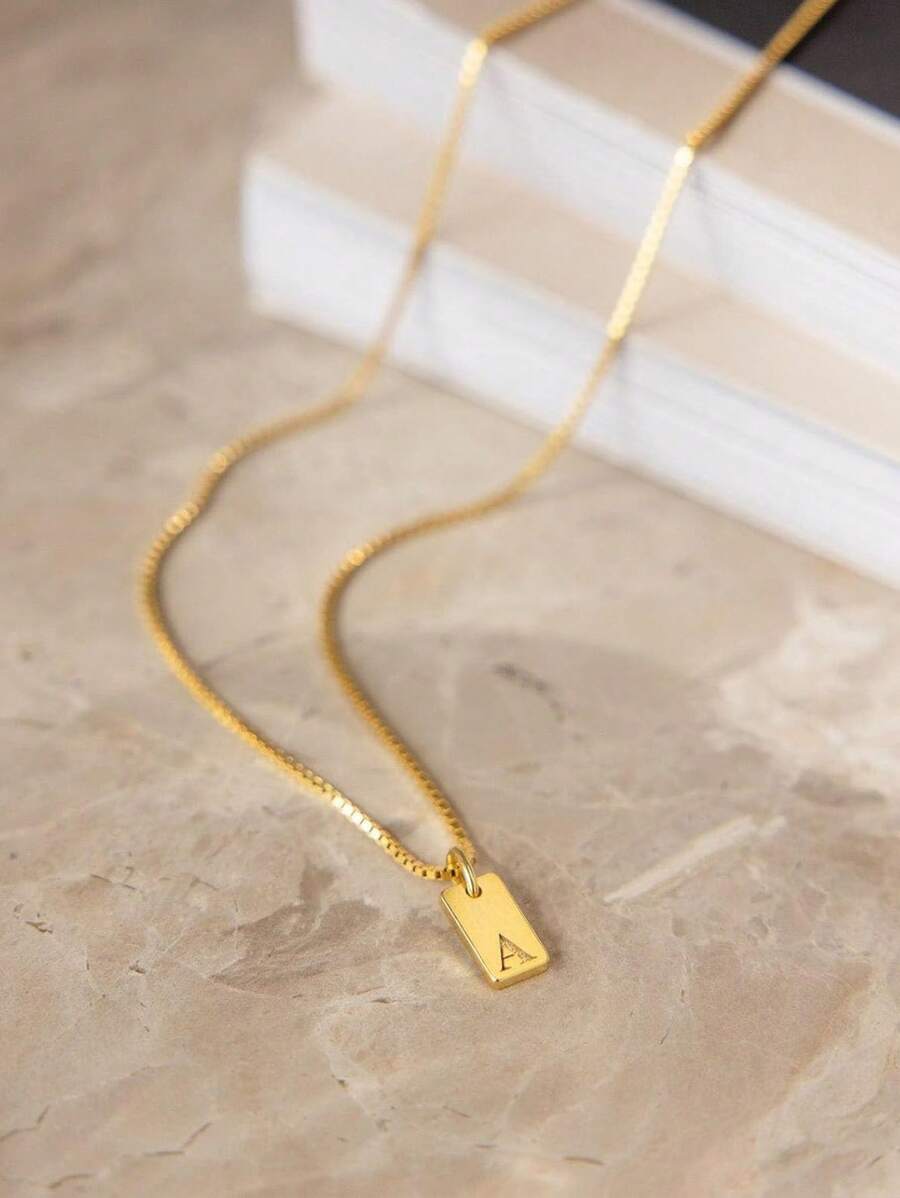 18k 镀金不锈钢矩形吊坠项链，刻有 26 个字母，是女士时尚珠宝礼物