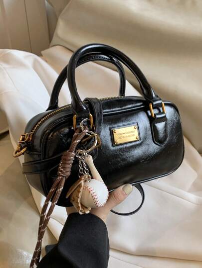 大容量软皮波士顿手提包，配有毛绒娃娃饰物，适合工作和通勤，新款秋冬斜挎包，适合女士