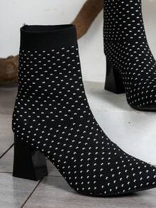 女士秋季靴子，一脚蹬高跟针织弹力靴，细尖头粗跟短靴，适合所有季节，日常穿着，黑色和白色 - 黑與白 - 查看 7